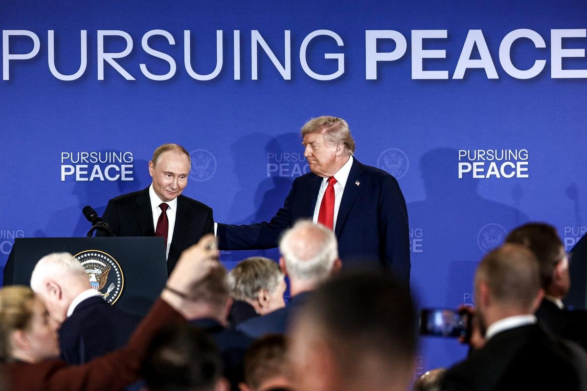 Владимир Путин и Дональд Трамп во время пресс-конференции по итогам встречи. Фото: Сергей Булкин / ТАСС