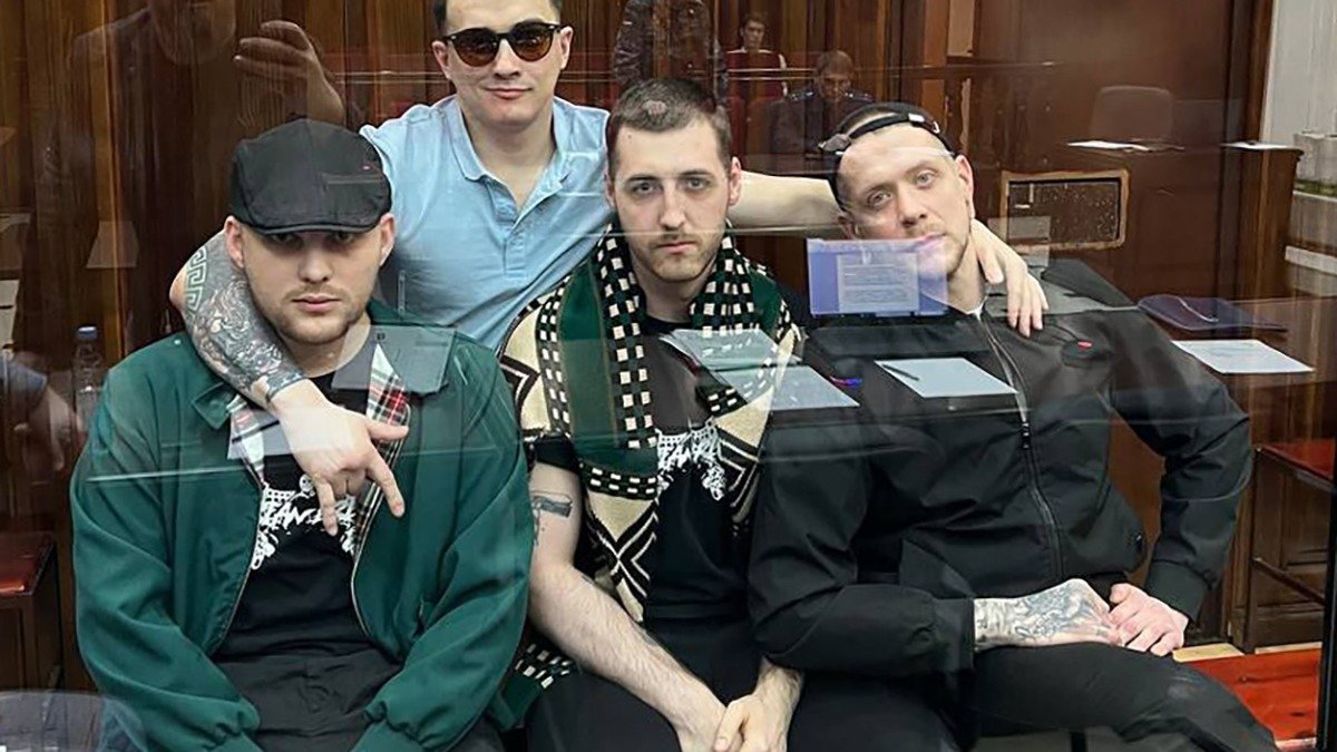 «Семь лет жизни взять и выбросить? Мы — семья»